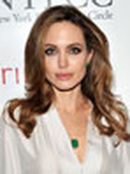 Angelina Jolie công bố giải Oscar 2012